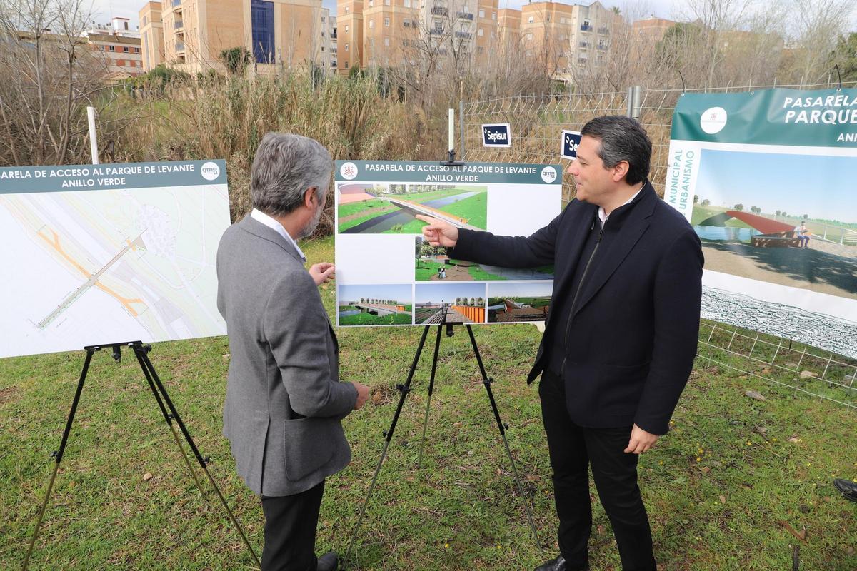 Miguel Ángel Torrico y José María Bellido miran el boceto de la nueva pasarela del parque de Levante.