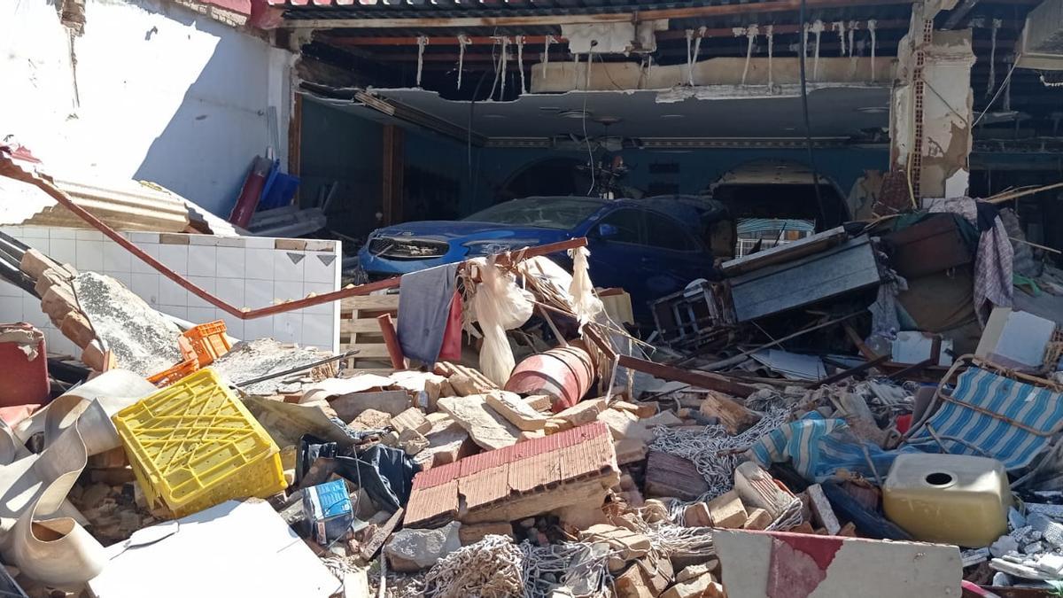Coche dentro de un local destrozado en Catarroja cinco meses despué