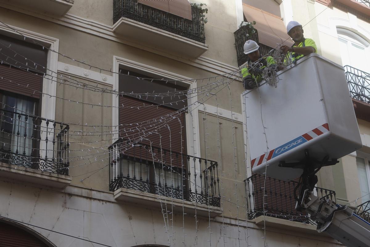 EN IMÁGENES | Las calles de Zaragoza se engalanan con las luces de Navidad