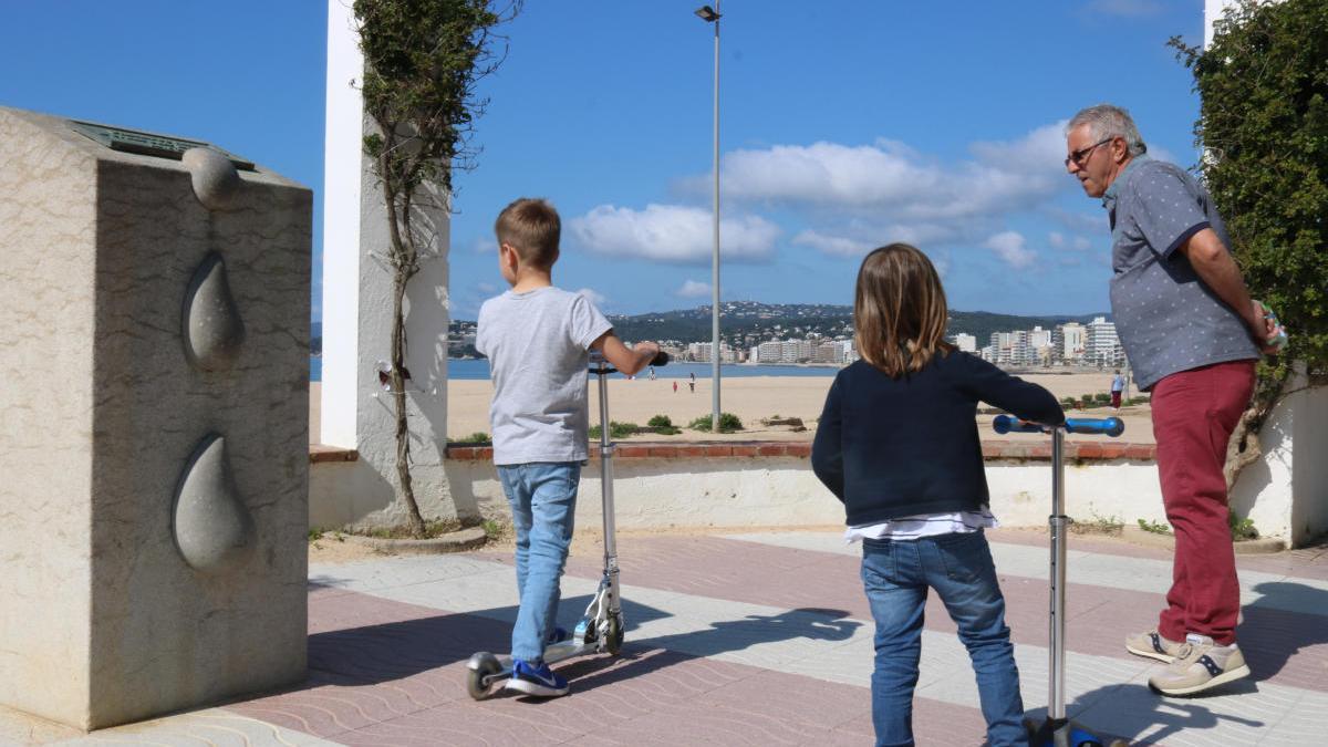 Màniga curta i patinets, l&#039;estampa dels nens sortint al carrer després de sis setmanes.