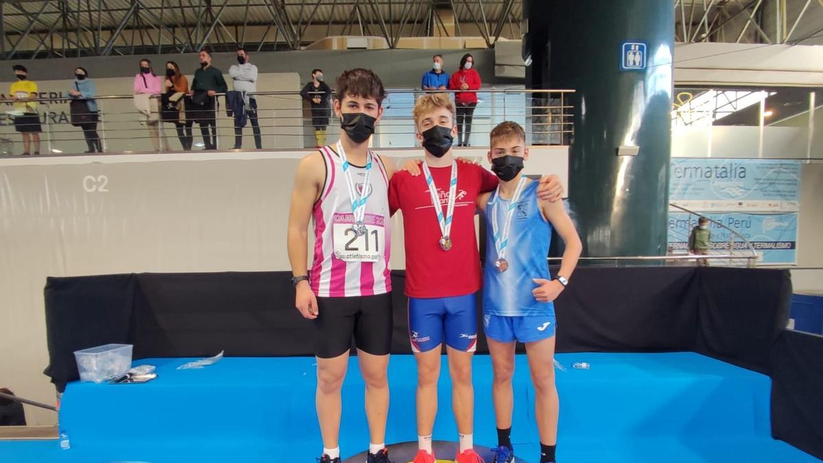 Daniel Salgueiro, en el centro, con el oro en el Campeonato Gallego sub 16.