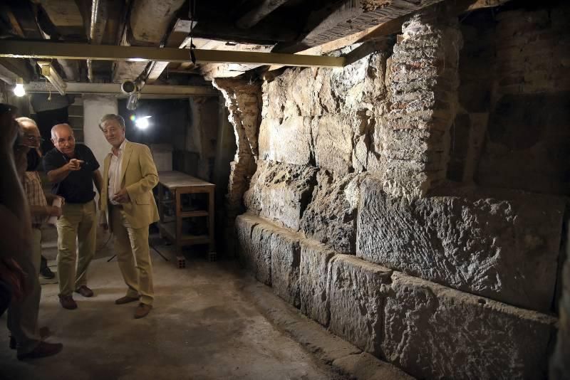 Hallados restos de un torreón romano entre una tienda y un bar de Zaragoza