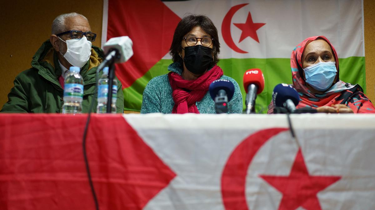 Handi Mansor, Conchi Reyes y Sudika Ndiaye durante la rueda de prensa de la convocatoria de la protesta por  cambio de postura del gobierno español respecto al Sahara Occidental