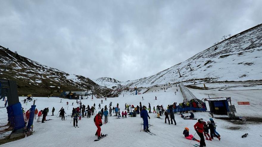 Las estaciones de esquí aguardan con esperanza la nieve de Reyes