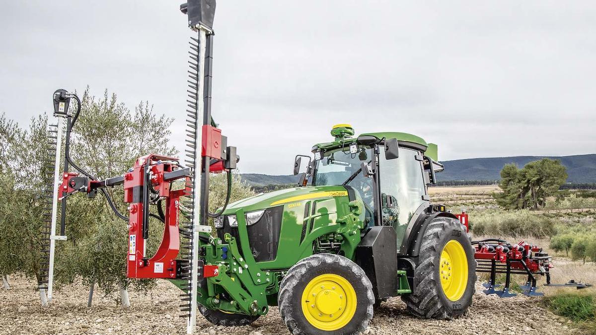 Tractor John Deere 5ML equipado con el Pack Essentials instalado por Avanterra