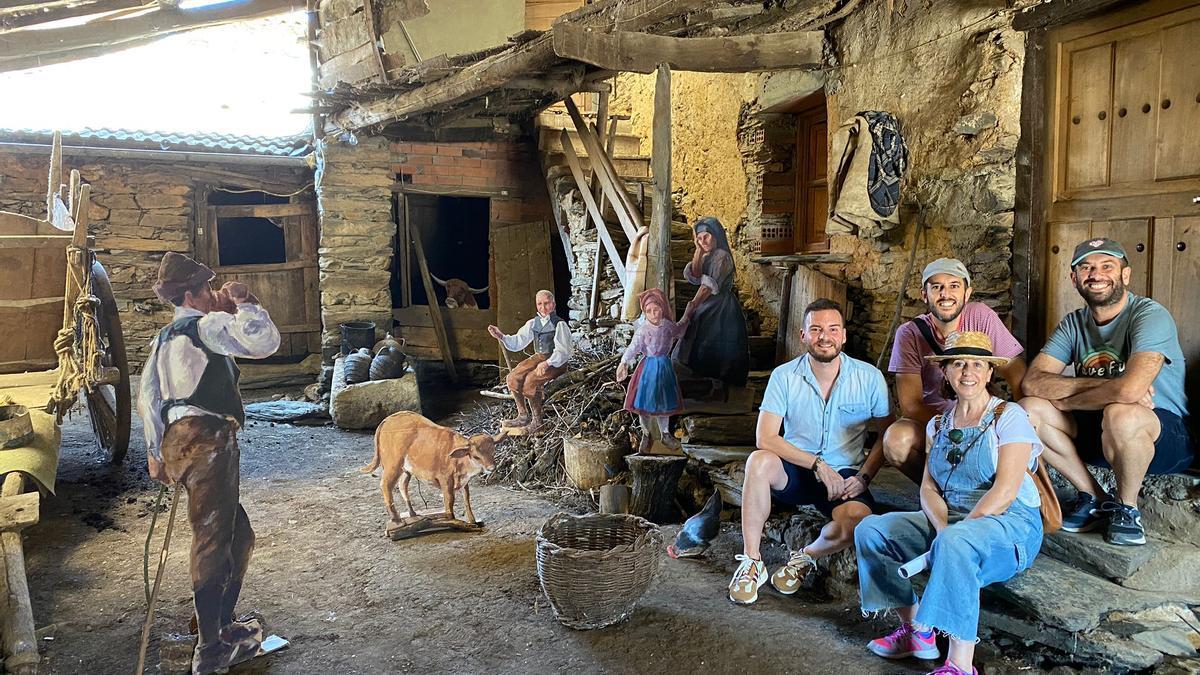 Cuatro personas se fotografían con la recreación del cuadro &quot;Bebiendo la robla&quot;.