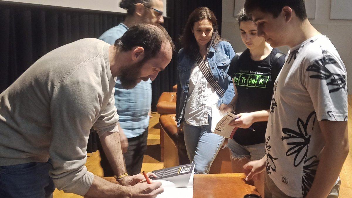 Eduardo Sáenz de Cabezón firmando libros en el CGAC tras su conferencia en Santiago