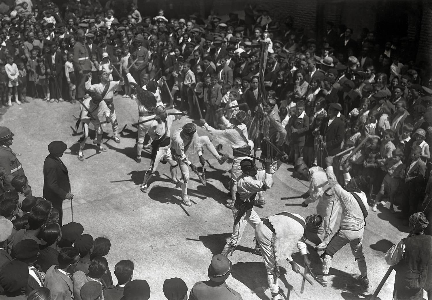 Actuación de los danzantes en las fiestas de San Lorenzo en la primera mitad del siglo XX.