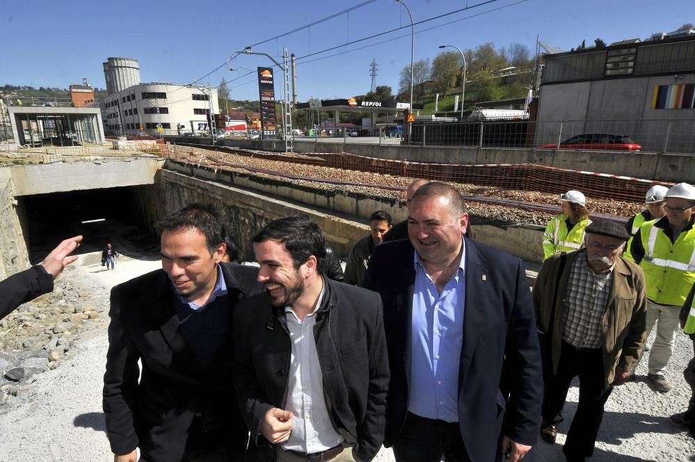 Alberto Garzón en las obras de soterramiento de FEVE