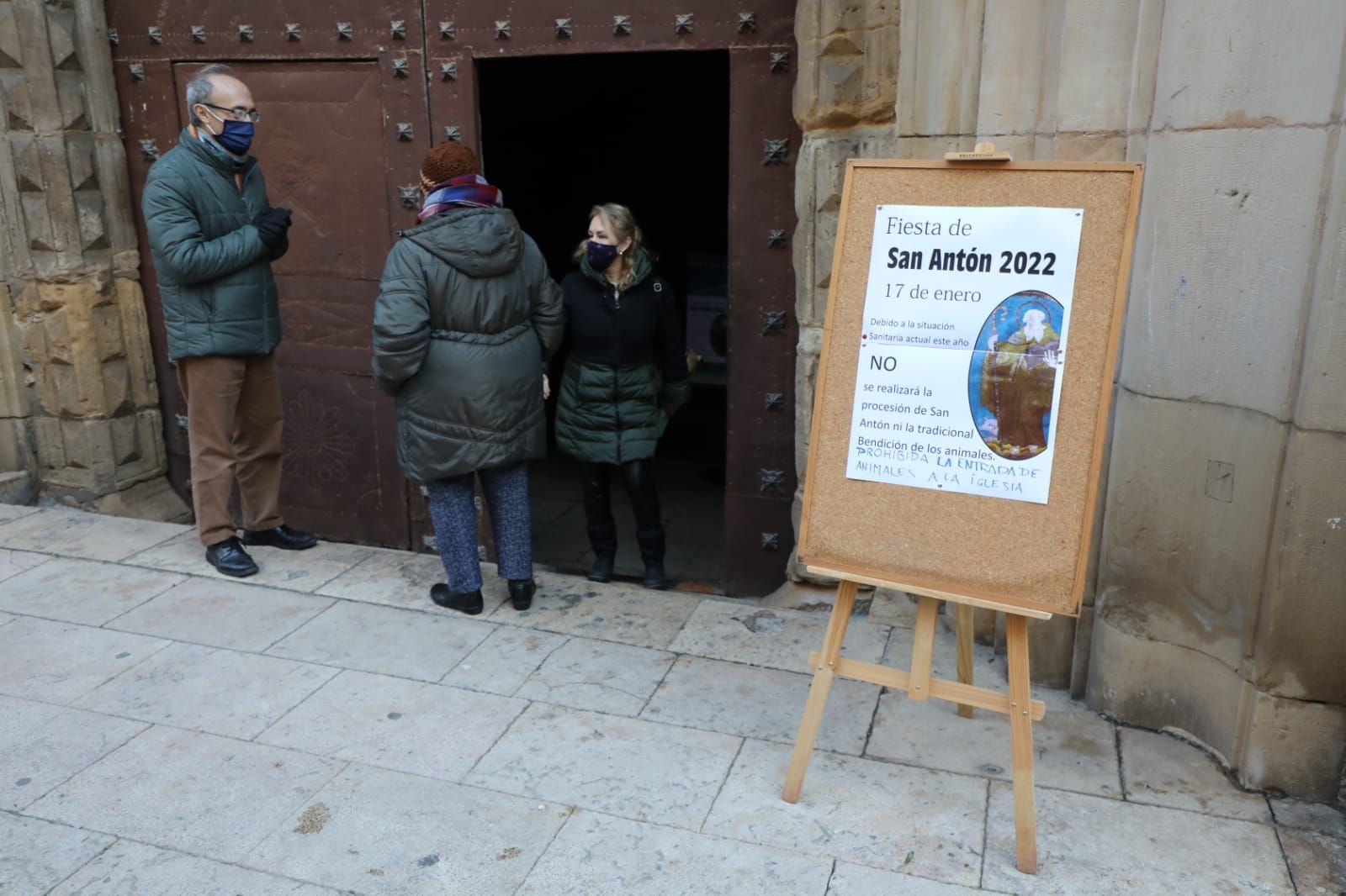 Un cartel informa en la puerta de San Pablo que no estaba permitida la entrada de animales.