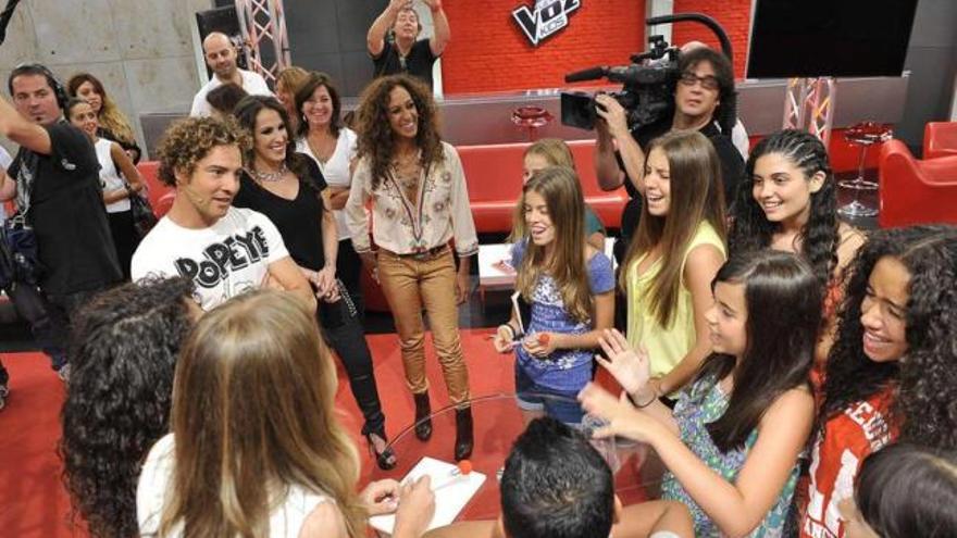 Bisbal, Malú y Rosario, con un grupo de aspirantes.