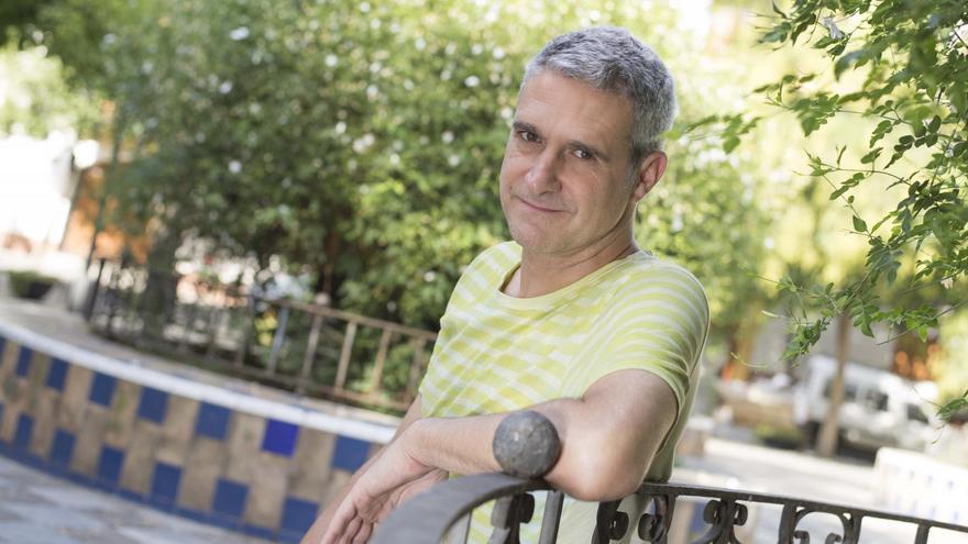 El pianista Alejandro Rojas-Marcos, fotografiado esta semana en los Jardines de Murillo. / Inma Flores