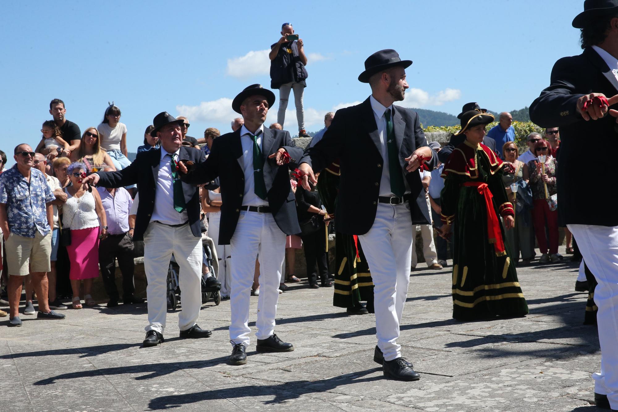 La procesión y la danza de San Roque de O Hío en imágenes (I)