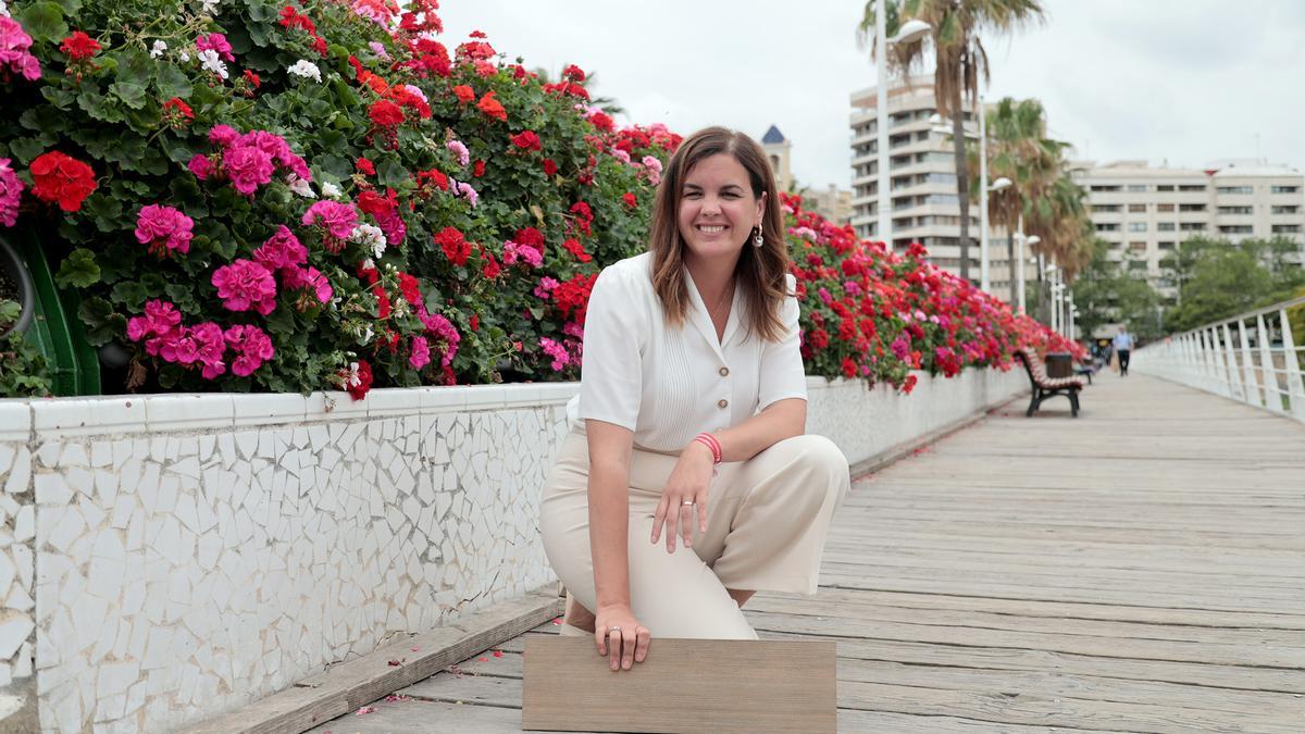 Sandra Gómez con una de las baldosas que se instalarán en el Puente de las Flores.