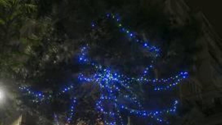 El árbol iluminado por el tránsfuga y otros afiliados de Contigo.