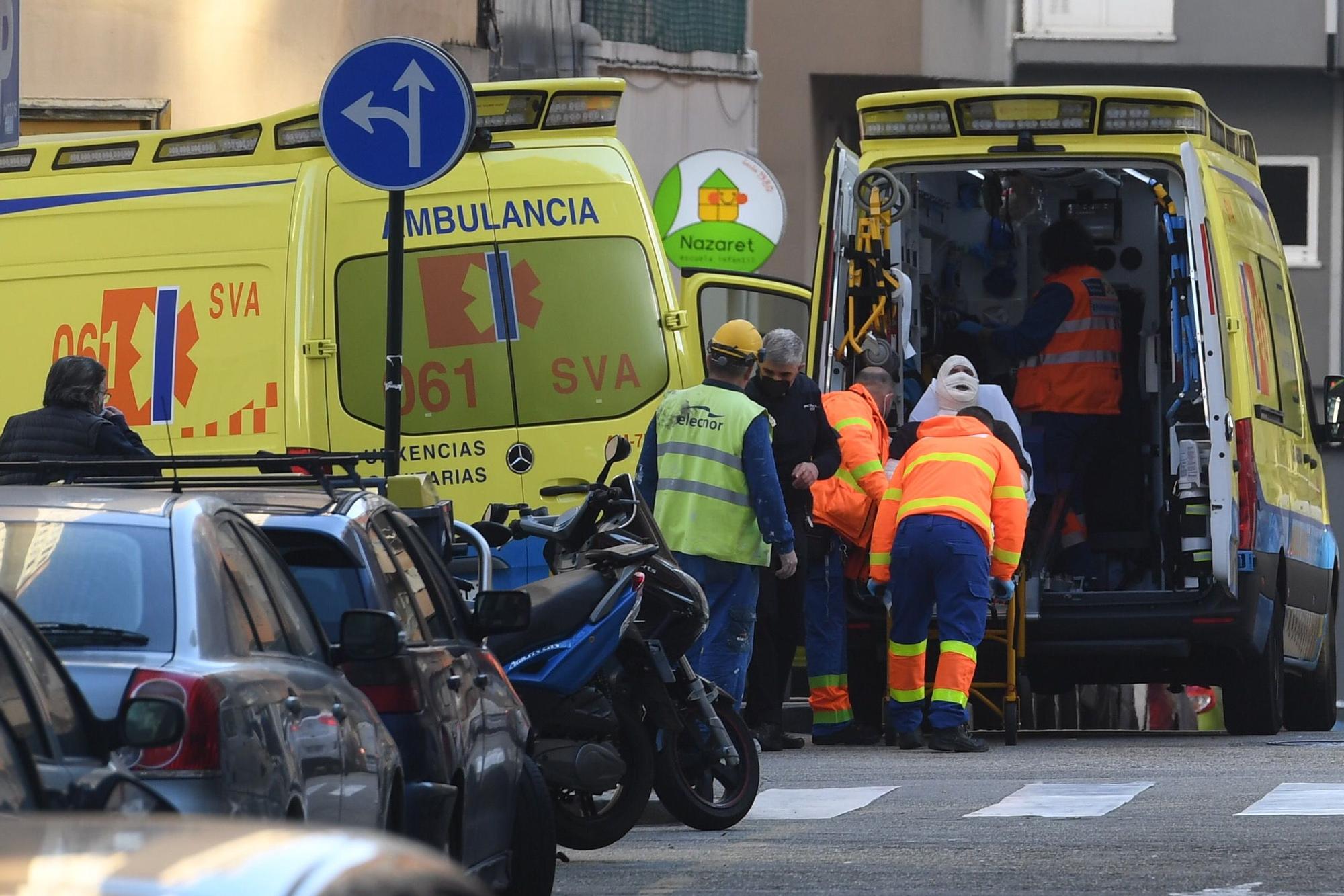 Dos electricistas heridos graves en A Coruña por una explosión en Peruleiro