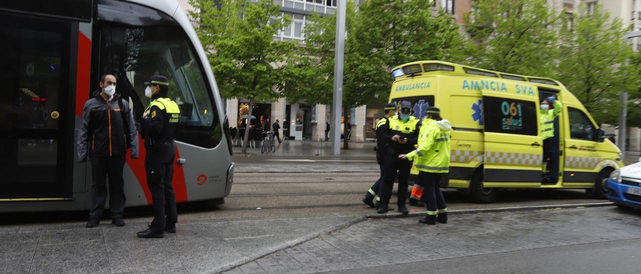 El tranvía de Zaragoza atropella a una mujer en silla de ruedas en el paseo Independencia.