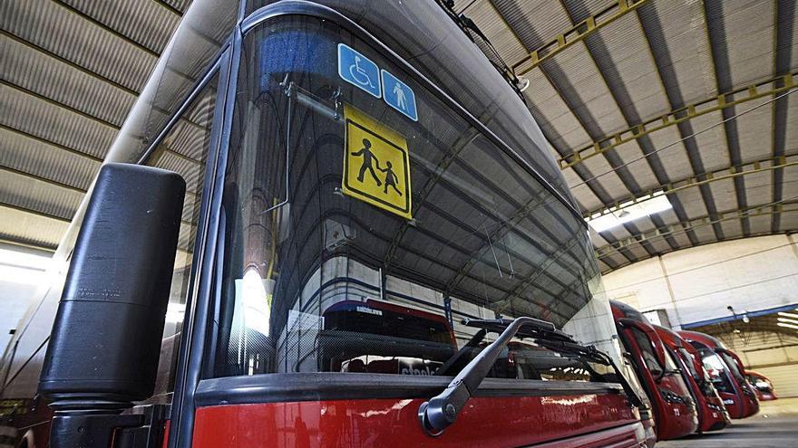 Vehículos utilizados para el transporte escolar por la empresa Ríos.