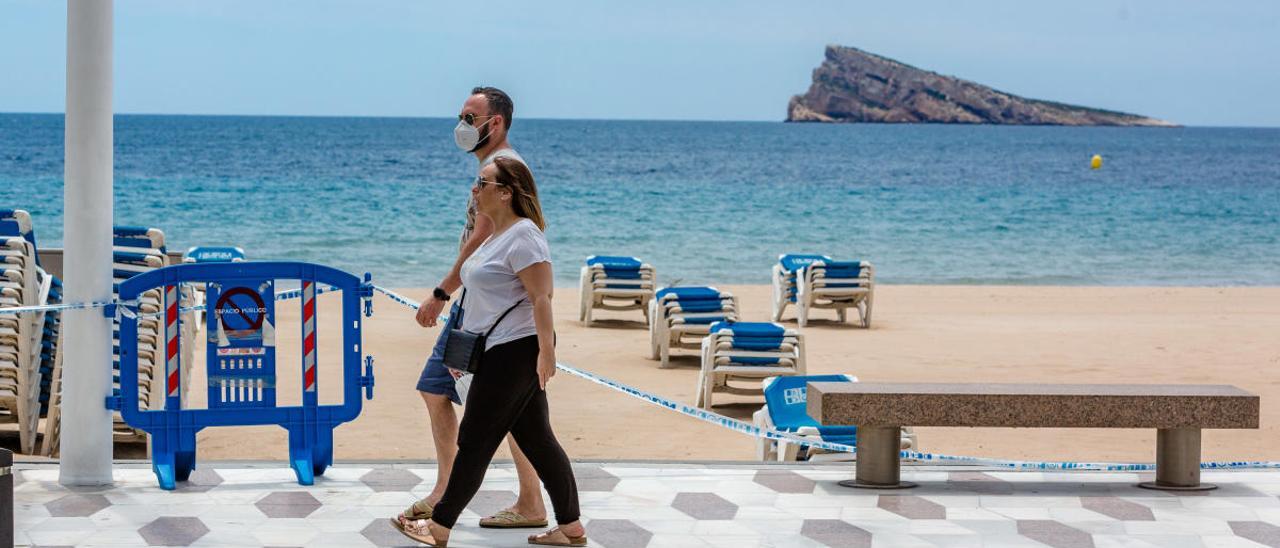 Crisis del coronavirus: Turisme recomienda situar las hamacas en las playas a 4 metros, controlar el aforo y cribar la arena