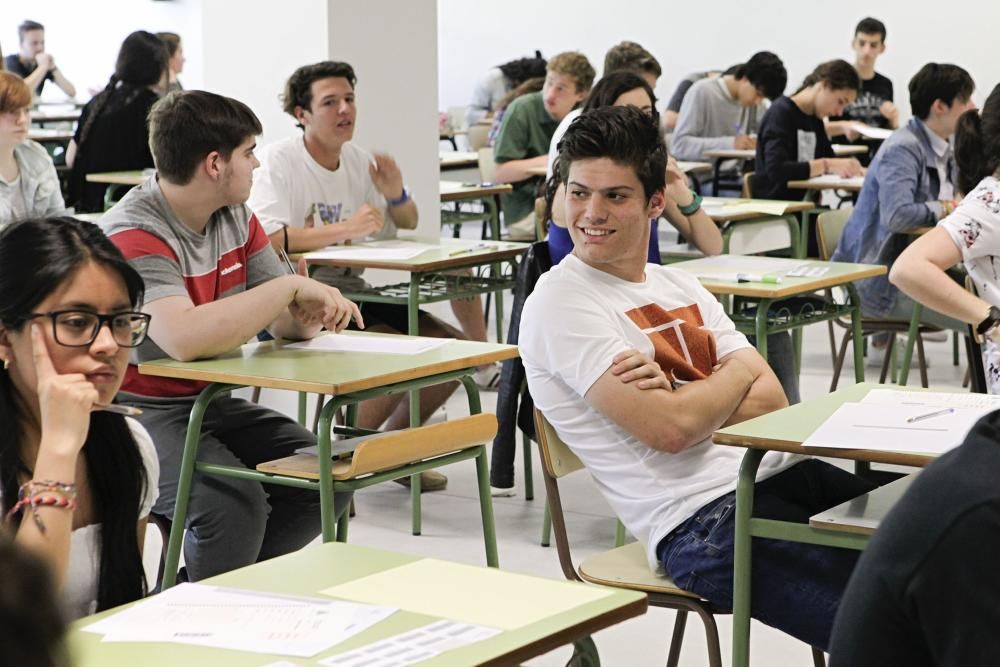 Alumnos se examinan de la PAU en Gijón