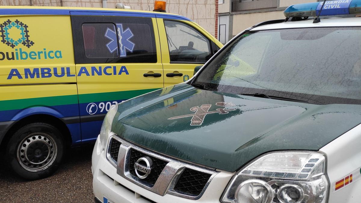 Guardia Civil y ambulancia.