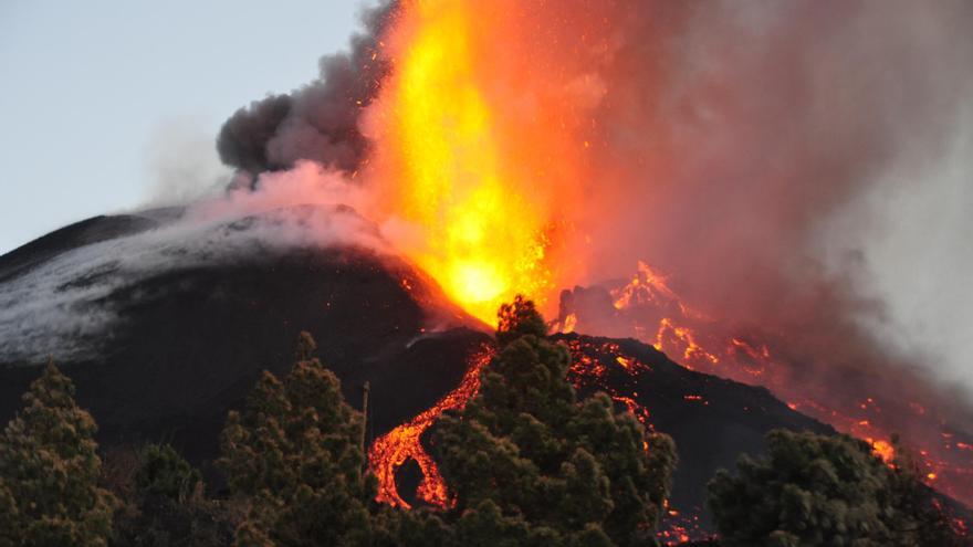 Las coladas activas del volcán de La Palma se localizan al oeste del cono principal