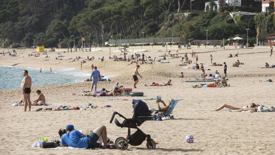 Les platges de la Costa Brava encara tenen gent a la segona quinzena d’octubre