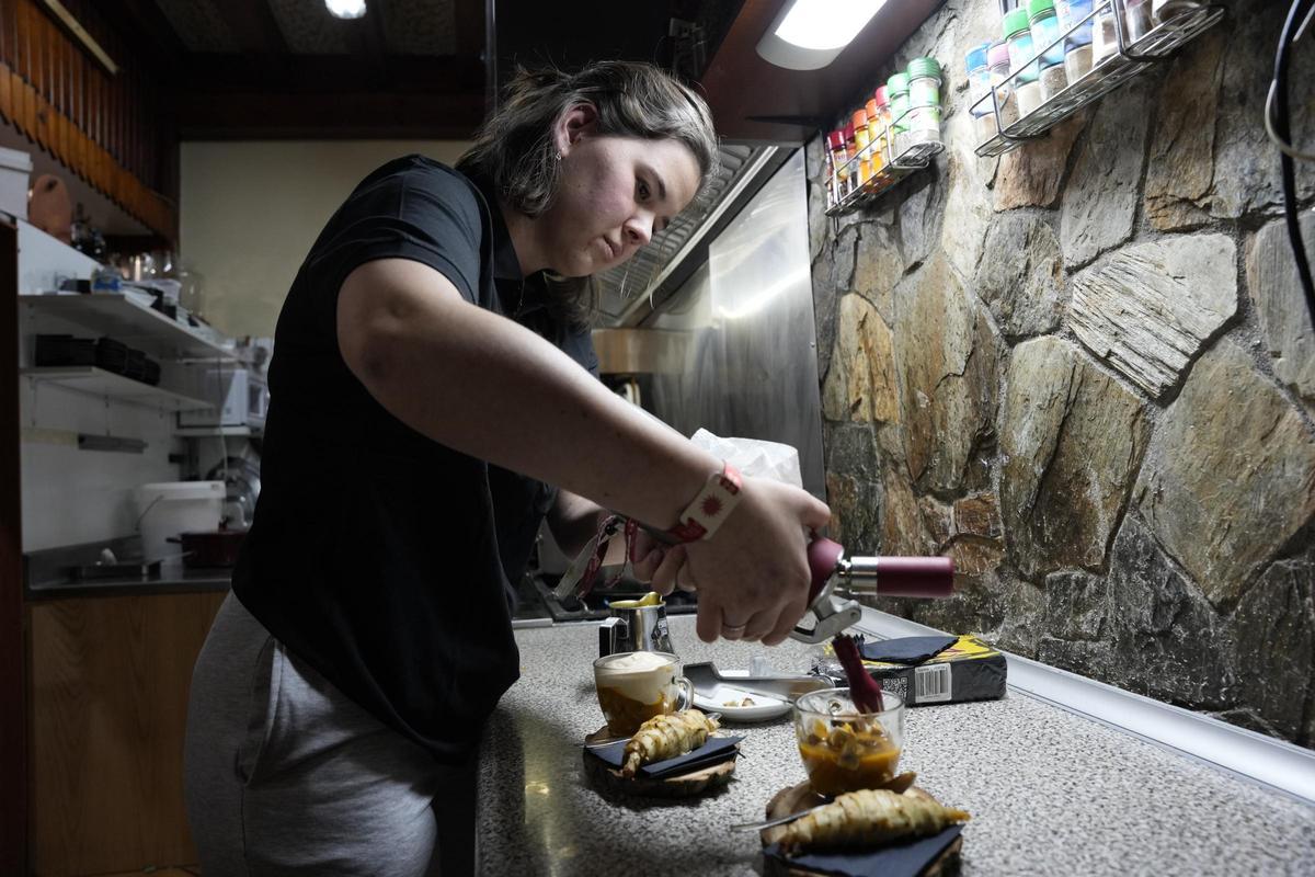 Preparando tapas en el Mesón da Estrada en la edición del año pasado.