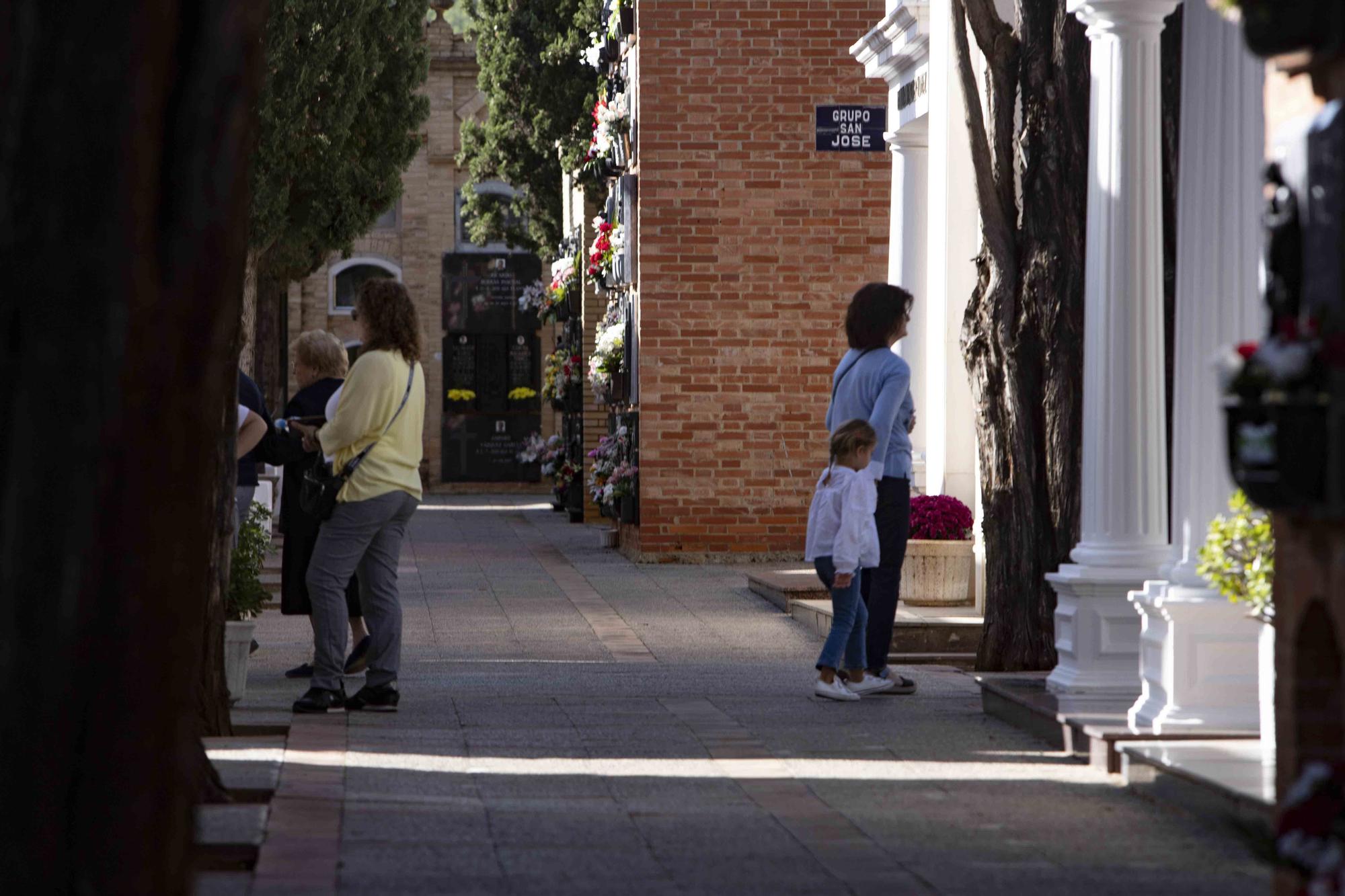 Día de Todos los Santos en el cementerio municipal de Alzira