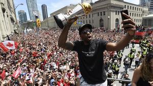 Los Toronto Raptors celebrando en las calles de la ciudad el título de la NBA 2019
