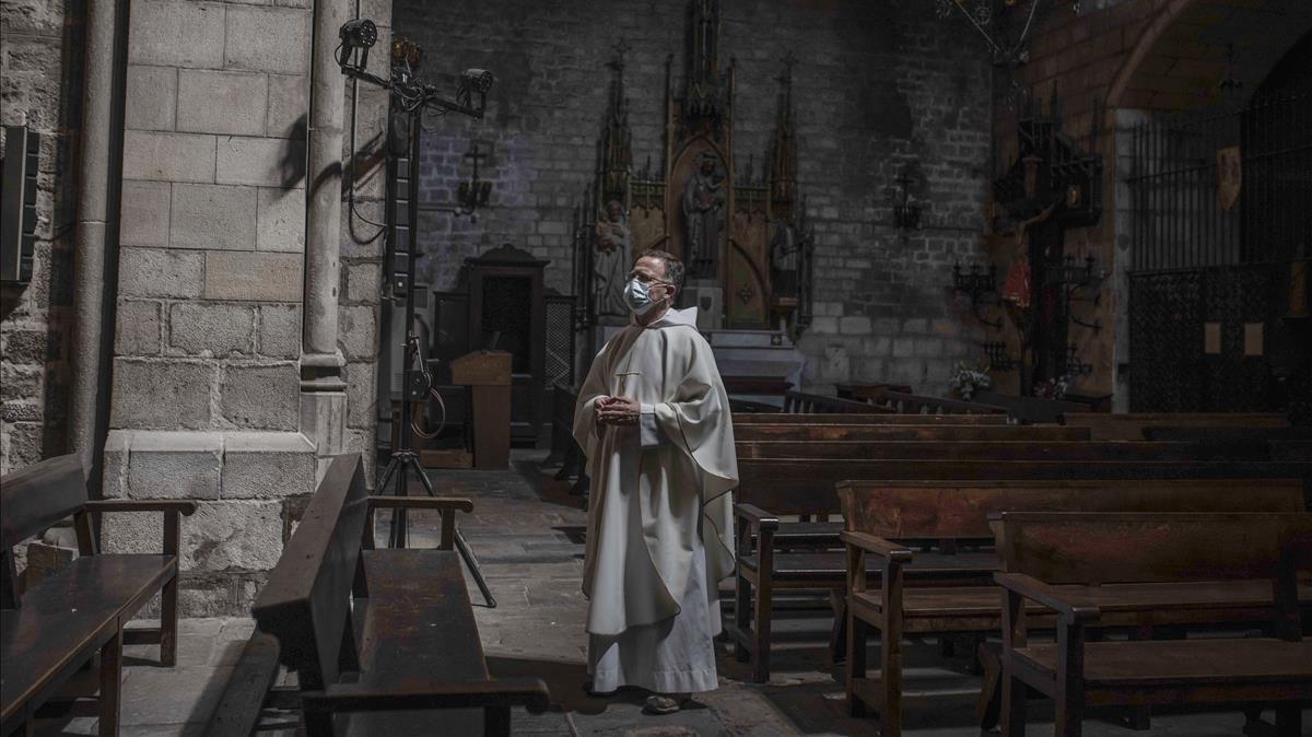 Xavier Morlans, vicario de Santa Anna, una de las imágenes de 'Santa Anna', la exposición de Maria Contreras Coll, que muestra la ayuda que prestó la parroquia a los más necesitados durante el confinamiento de marzo de 20120.