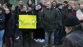 Baleira, un pueblo paralizado por la "barbarie": "Por un juicio justo contra los pederastas"