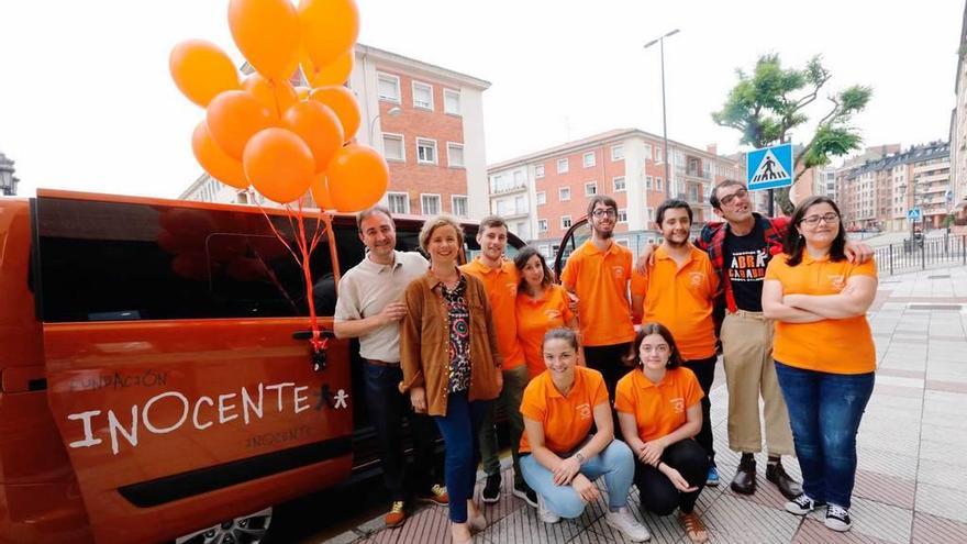 Responsables y voluntarios de la asociación Galbán junto a la nueva furgoneta y con Cristina Fernández, segunda por la izquierda.