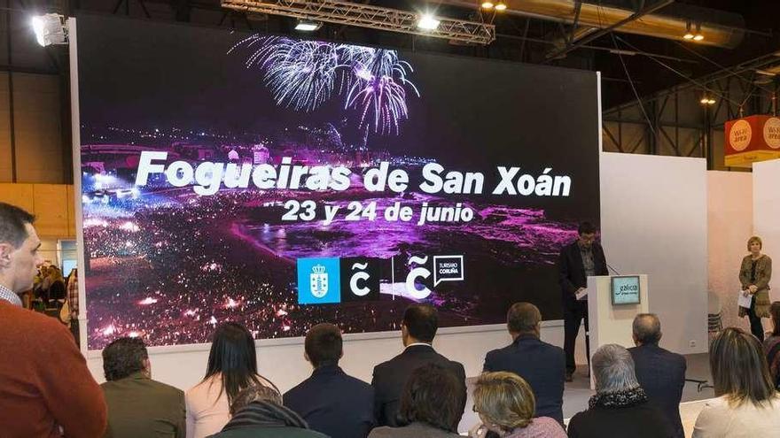 El concejal de Emprego, Alberto Lema, expone en Fitur la fiesta de las Hogueras de San Juan.