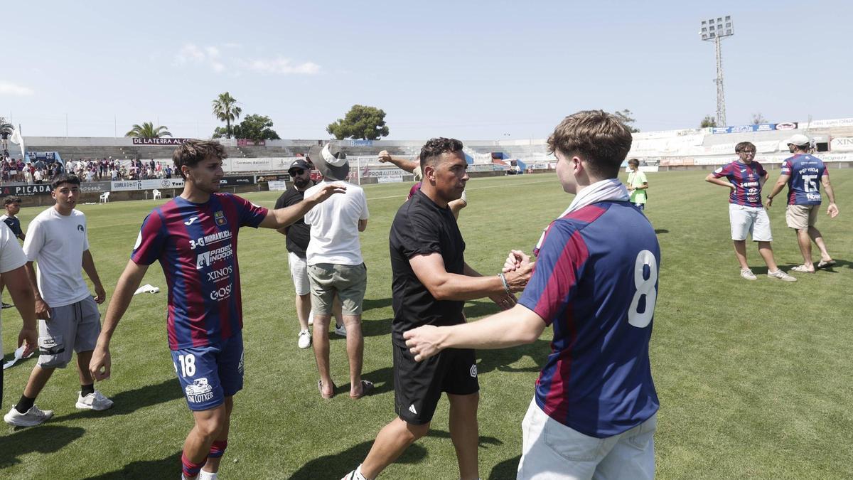 Troya saluda a un aficionado tras el partido.