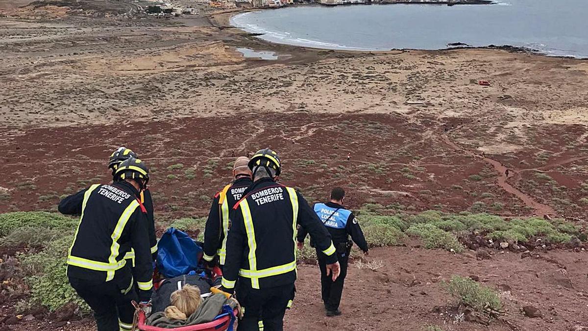 Intervención de los bomberos en Montaña Roja (El Médano).