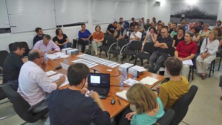 La tercera reunión del Consell d´Entitats sobre la Savina se celebró en la sala de actos de Cultura .