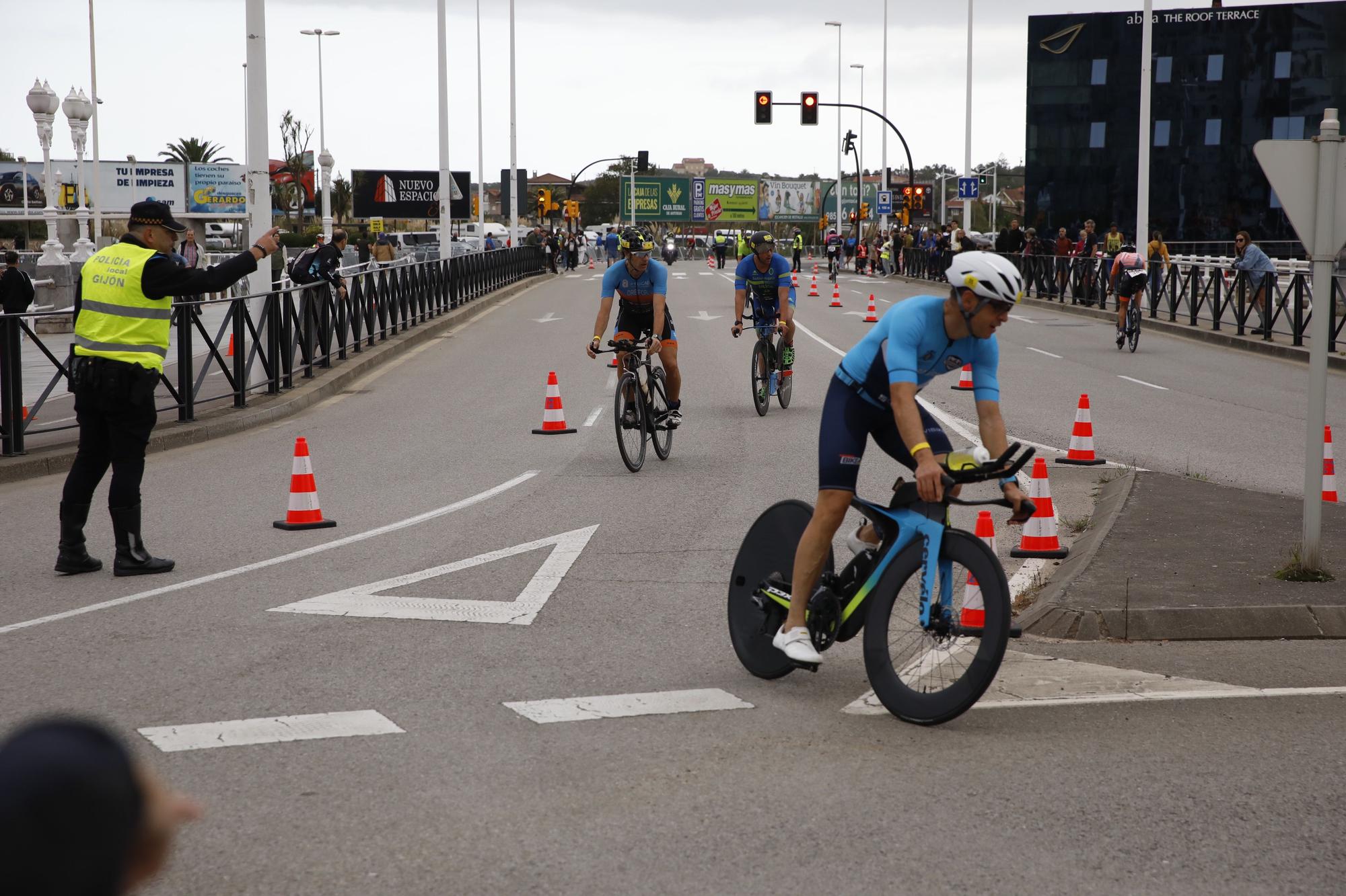 Julen Lopetegui, sobrino del exentrenador del Sevilla, y Beatriz Tenrreiro ganan el Triatlón Ciudad de Gijón-Playa de San Lorenzo