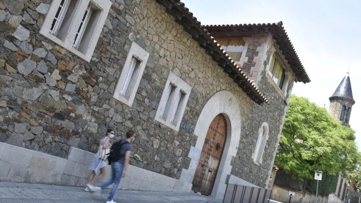 Fachada de la escuela Canigó, en Barcelona