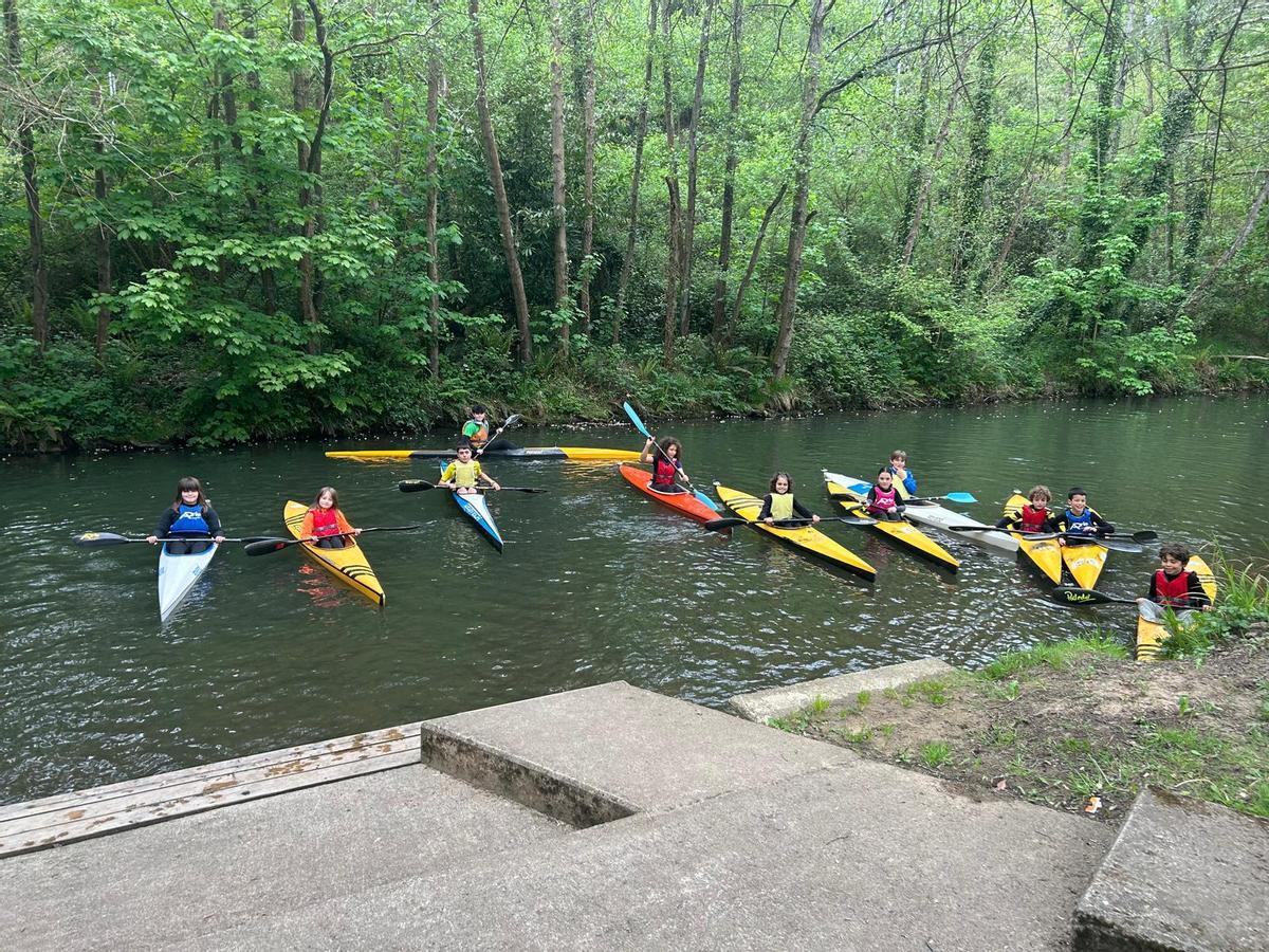 Los más jóvenes del Kayak Siero, en un entrenamiento.