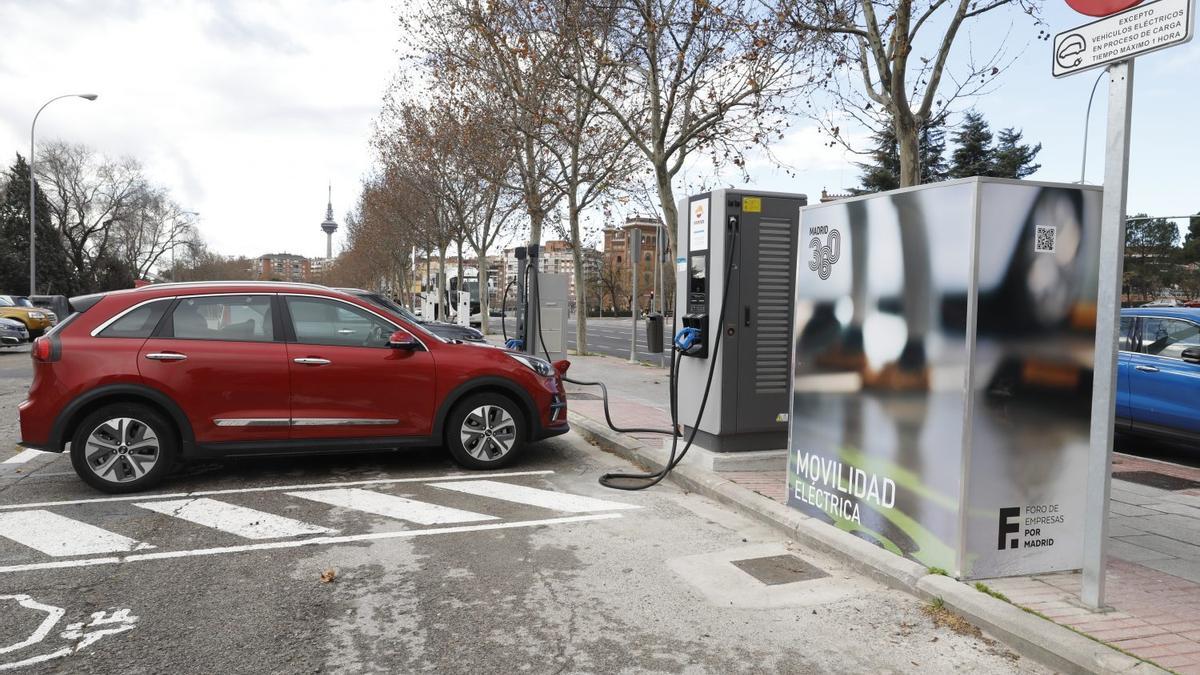 Un vehículo eléctrico recarga su batería en una electrolinera en Ventas.