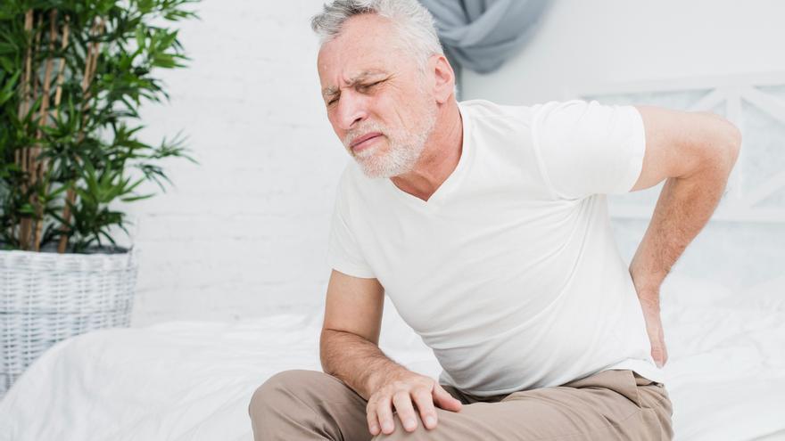 Ni dolor de espalda ni hernia discal: los signos de alarma que deben hacerte sospechar de un tumor vertebral