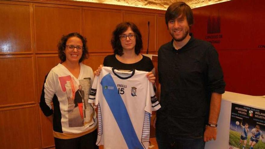 El estradense Corba, capitán de la selección, con la edil de Deportes de Santiago, Noa Morales.