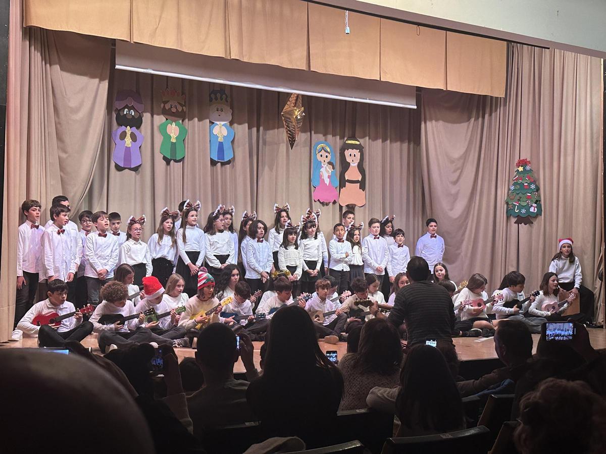 Festival de villancicos en el salón de actos del colegio Medalla Milagrosa.