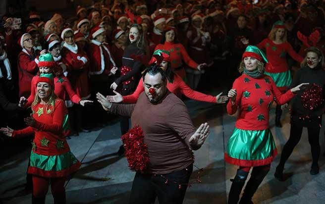 Hunderte Weihnachtsmänner tanzen in Palma