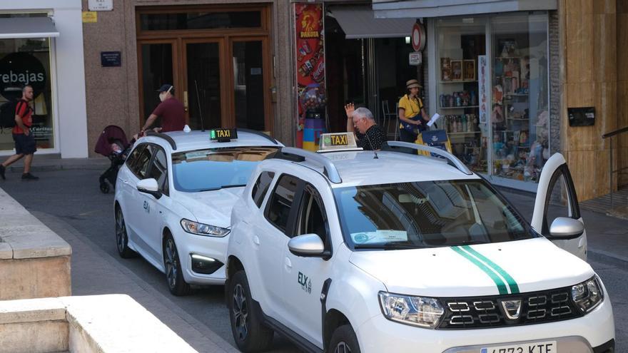 Taxis en una de las paradas del centro de Elche, en imagen de archivo. | ÁXEL ÁLVAREZ