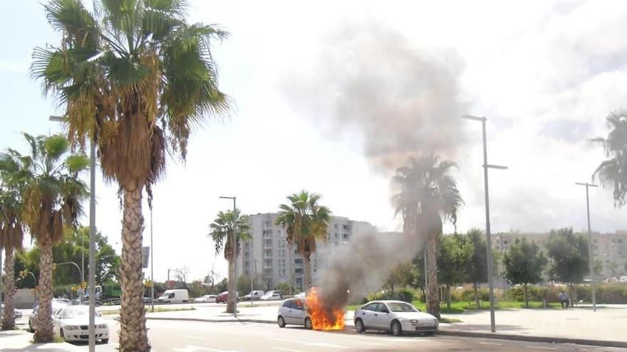 Arde un coche nada más aparcar en el barrio palmesano de Nou Llevant