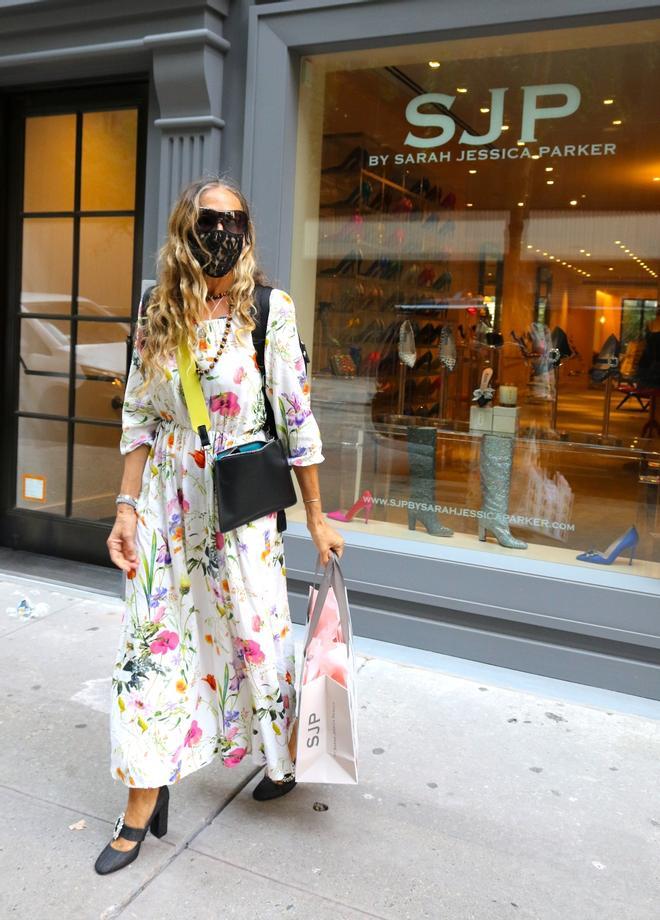 Sarah Jessica Parker con vestido de flores y zapatos joya