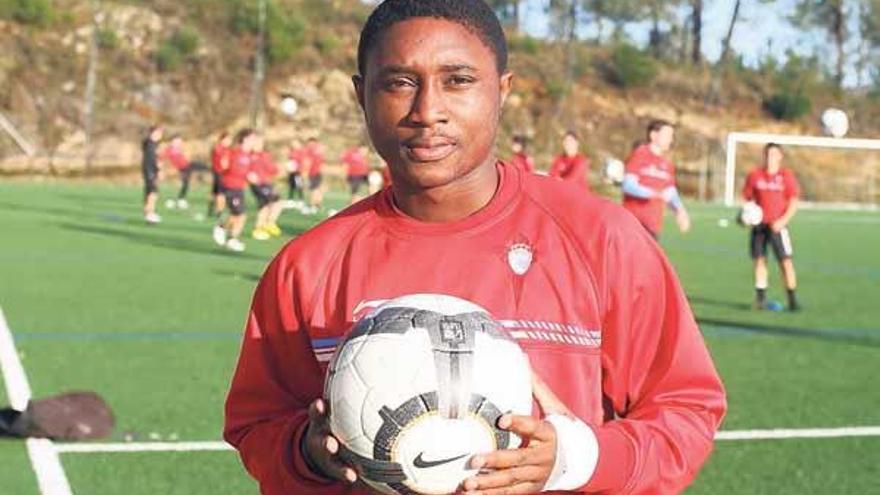 Madinda, ayer en A Madroa, antes de iniciar el entrenamiento con el equipo juvenil de División de Honor del Celta. // Jesús de Arcos