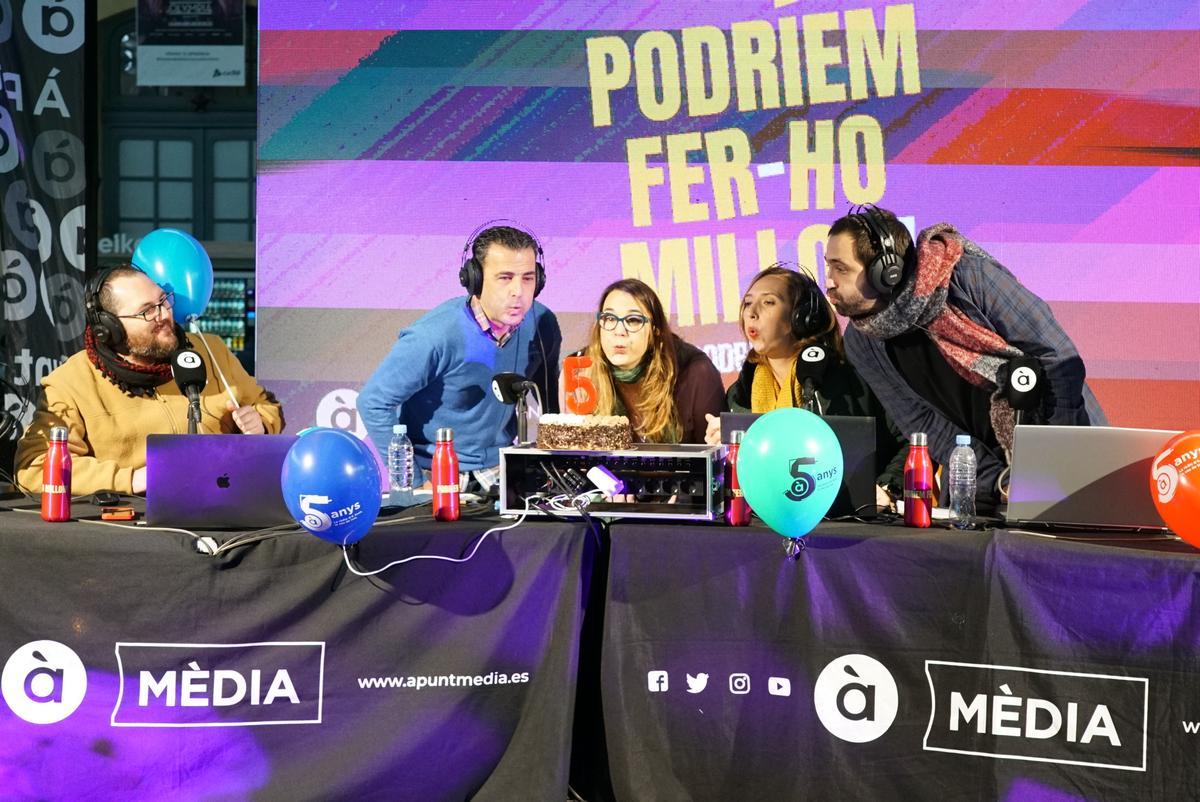 La emisora celebró su aniversario con una programación especial en la Estación del Norte de València.